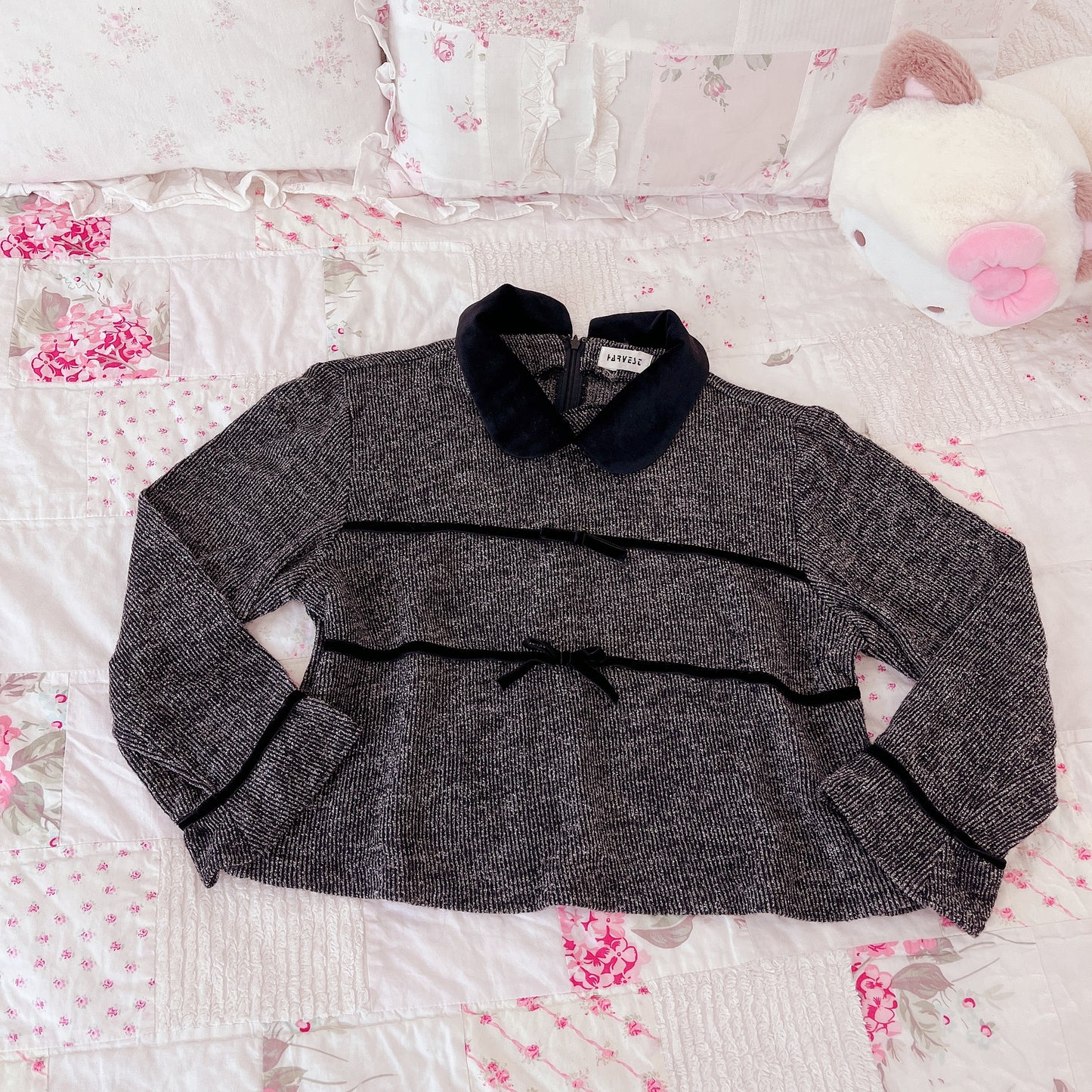 gray ribbon accent collared top