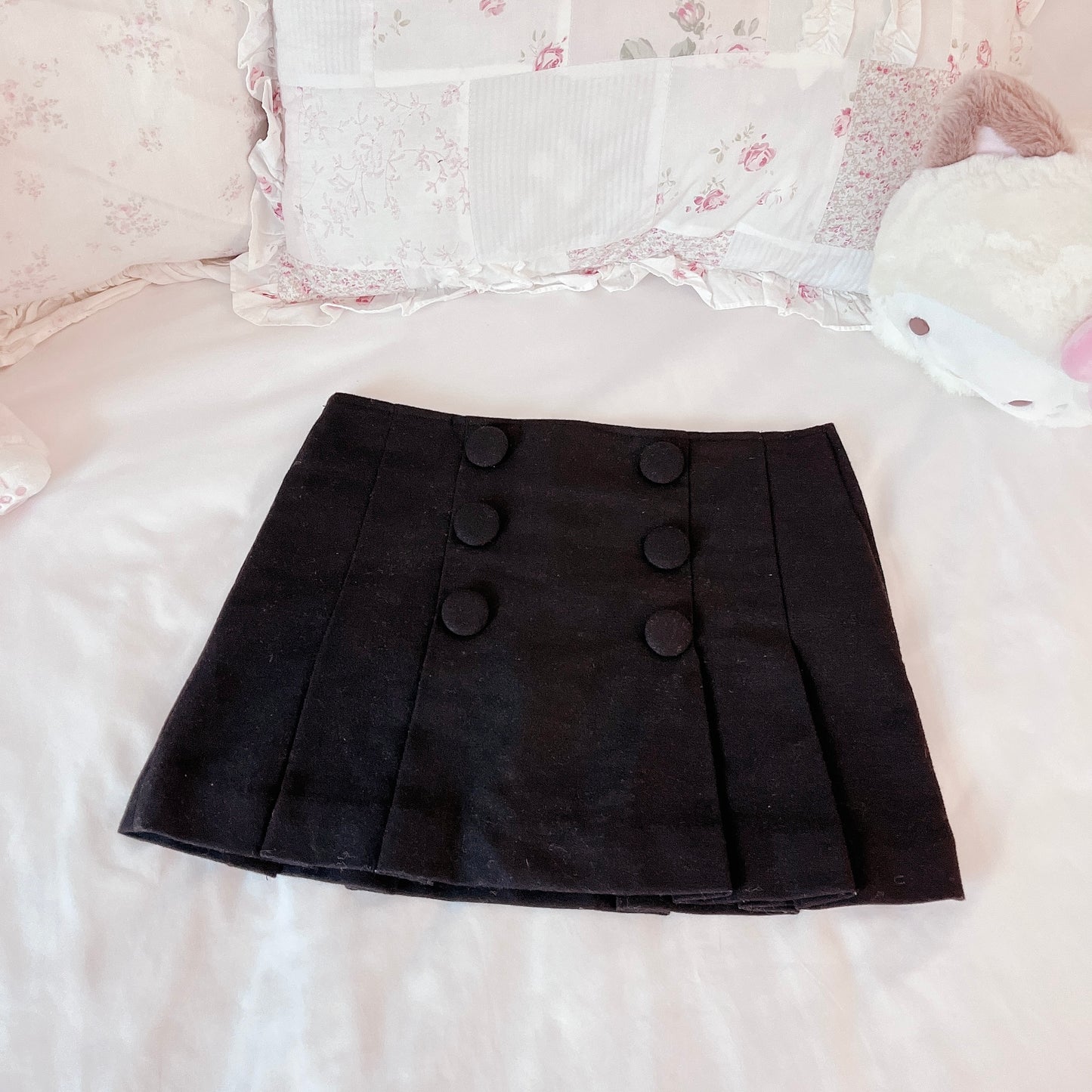 button accent black mini skirt