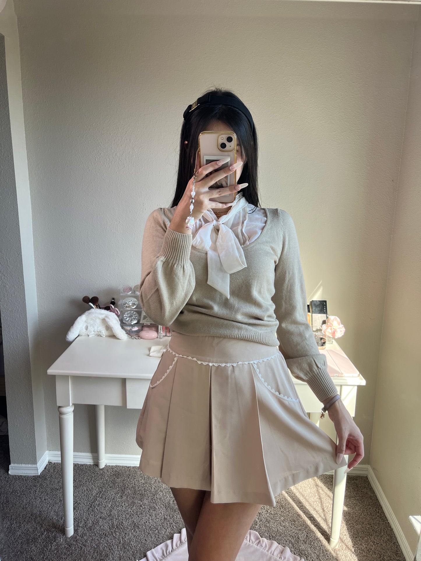 beige back ribbon skirt