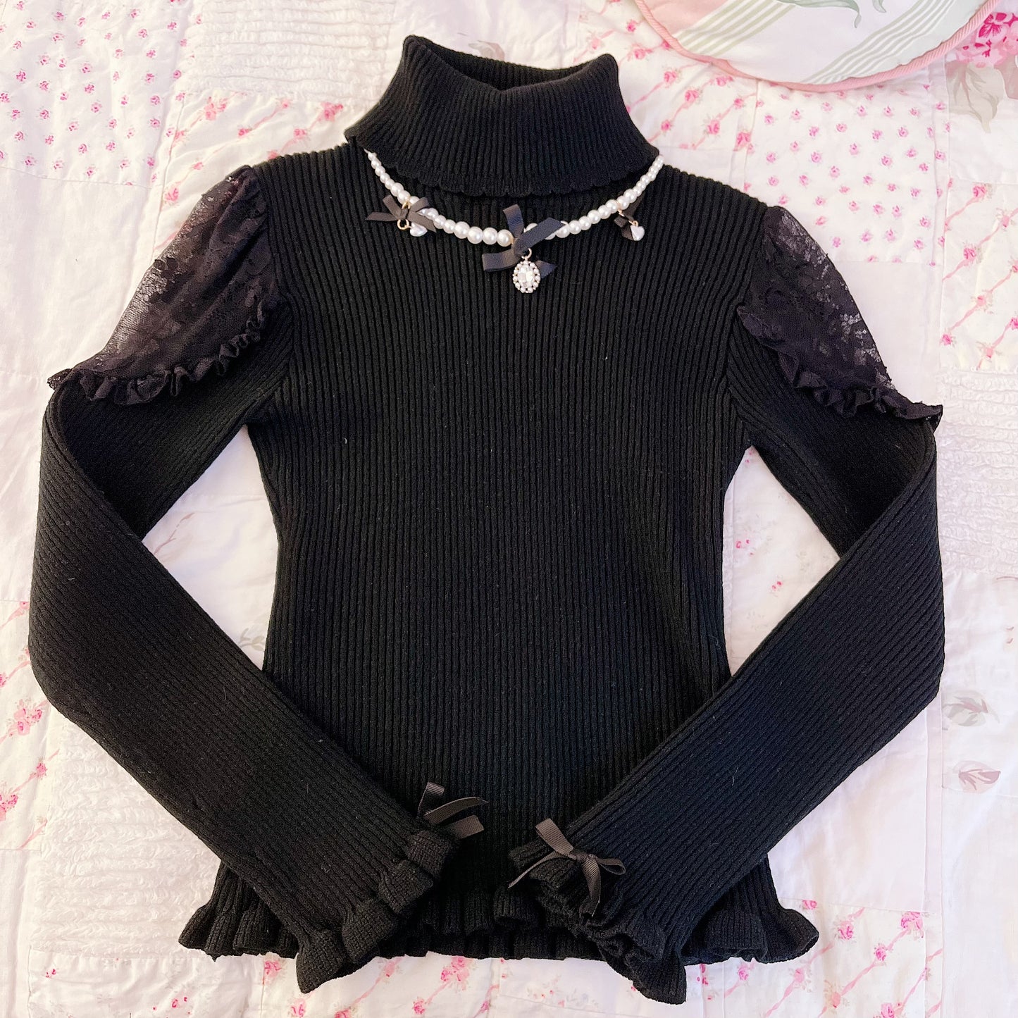 liz lisa black necklace turtleneck