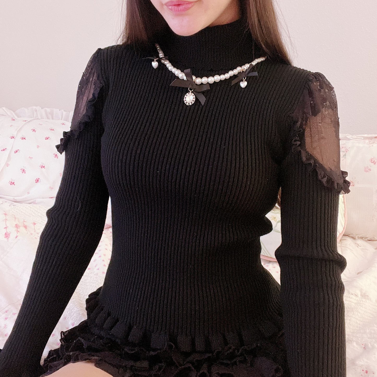 liz lisa black necklace turtleneck