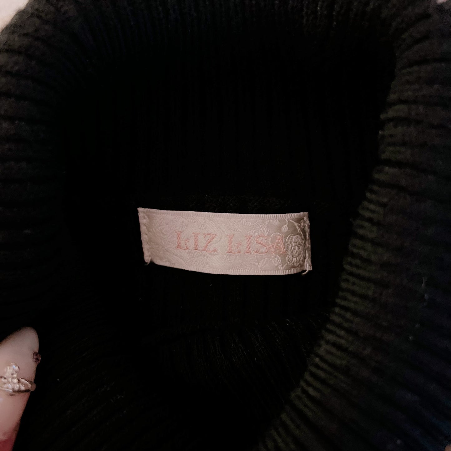 liz lisa black necklace turtleneck