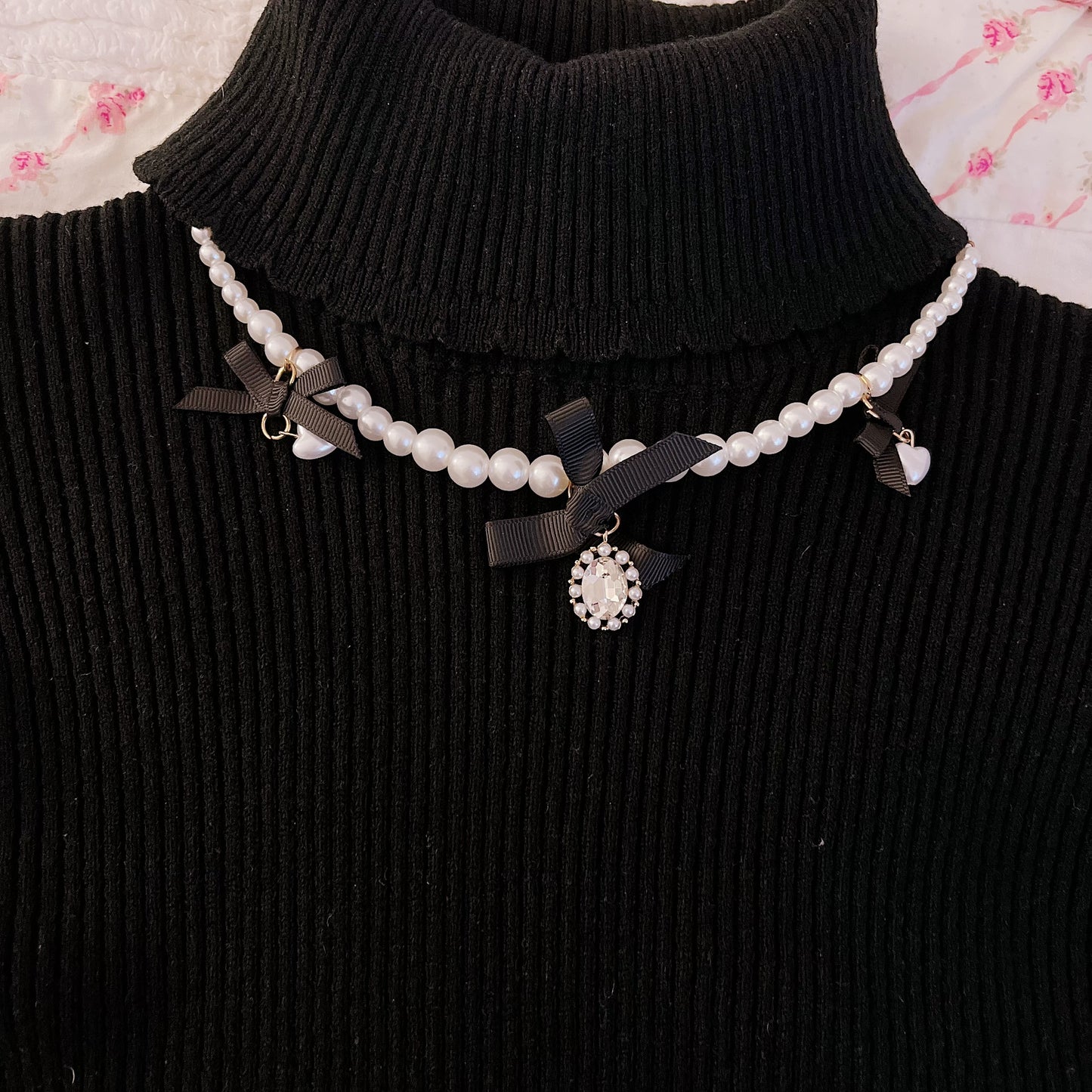 liz lisa black necklace turtleneck