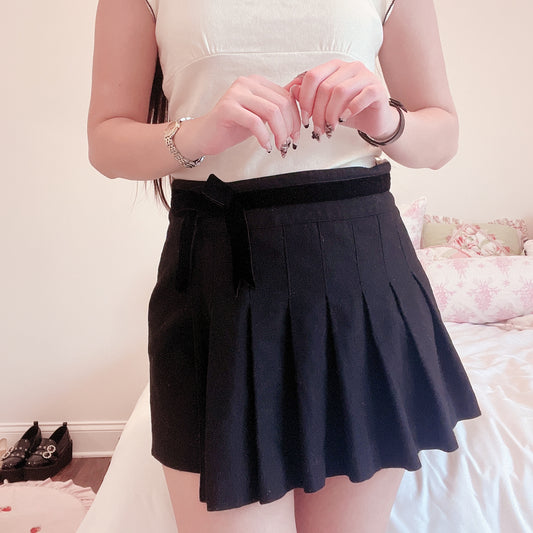 velvet ribbon black pleated skirt