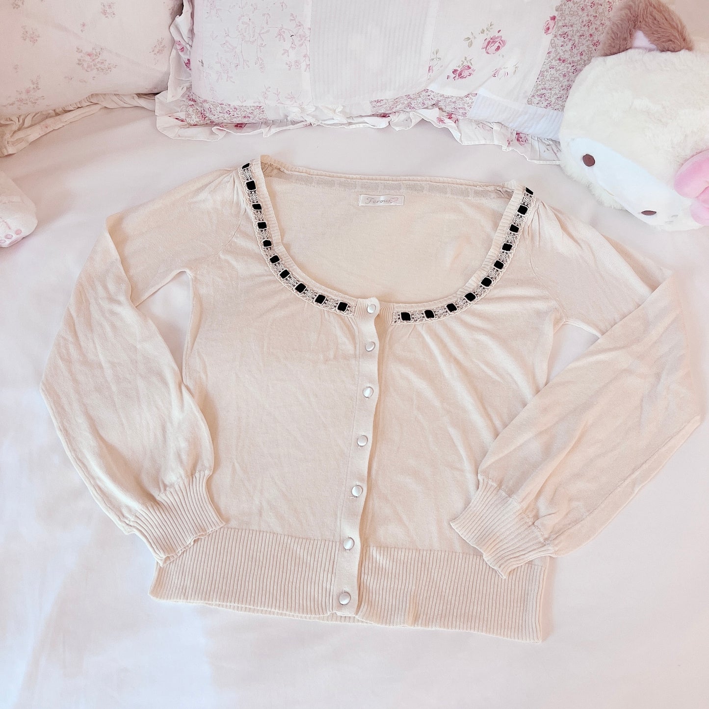 cream low neck cardigan