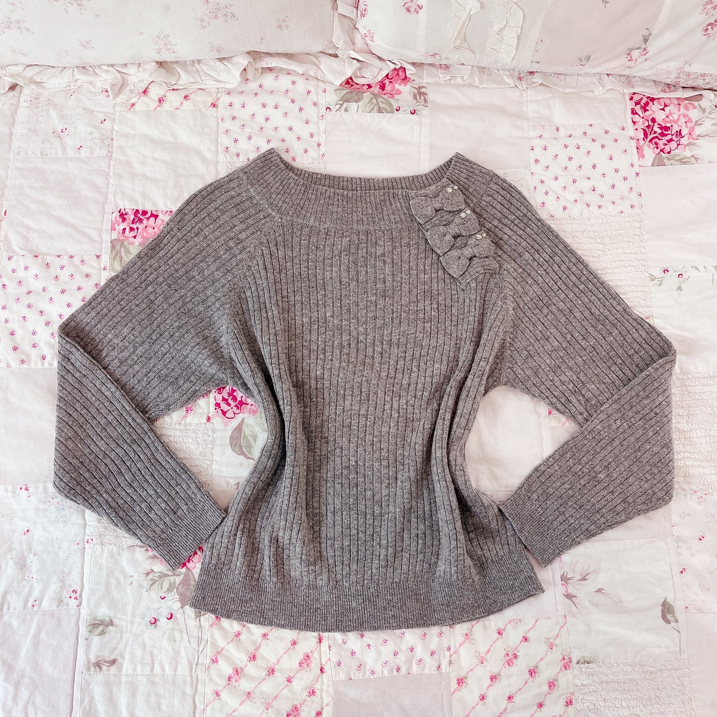 gray ribbon accent knit